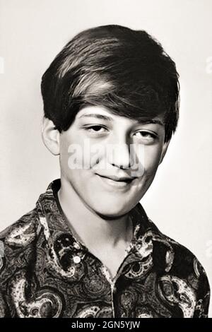 1971 ca, LONDON , GREAT BRITAIN : The celebrated british actor and LGBT Activist STEPHEN FRY ( born 24 august 1957 ) when was a young boy aged 14 . Unknown photographer .- HISTORY - FOTO STORICHE - LGBTQ - GAY - Homosexuality - Homosexual - Omosessualità - Omosessuale - ATTORE - MOVIE - CINEMA - personalità da bambino bambini da giovane - personality personalities when was young - INFANZIA - CHILDHOOD - BAMBINO - BAMBINI - CHILDREN - CHILD - TEATRO - THEATRE - smile sorriso --- ARCHIVIO GBB Stock Photo