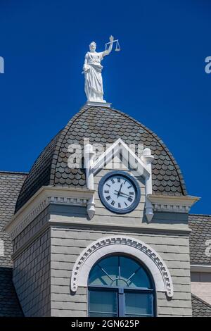 Garfield County Courthouse, with stature of Justice on top, is a classic courthouse in Pomeroy, Washington State, USA Stock Photo