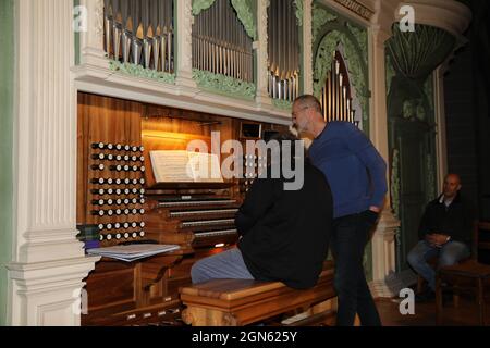 Prof. Matthias Eisenberg und KMD Reinhard Seeliger beim 431. Konzert der Sonnenorgel zur Einweihung der neuen Pedalregister in der Peterskirche. Görli Stock Photo