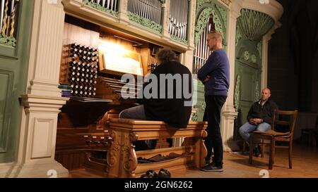 Prof. Matthias Eisenberg und KMD Reinhard Seeliger beim 431. Konzert der Sonnenorgel zur Einweihung der neuen Pedalregister in der Peterskirche. Görli Stock Photo