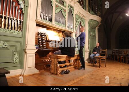 Prof. Matthias Eisenberg und KMD Reinhard Seeliger beim 431. Konzert der Sonnenorgel zur Einweihung der neuen Pedalregister in der Peterskirche. Görli Stock Photo