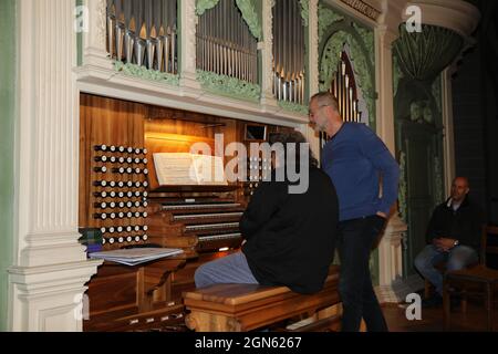 Prof. Matthias Eisenberg und KMD Reinhard Seeliger beim 431. Konzert der Sonnenorgel zur Einweihung der neuen Pedalregister in der Peterskirche. Görli Stock Photo