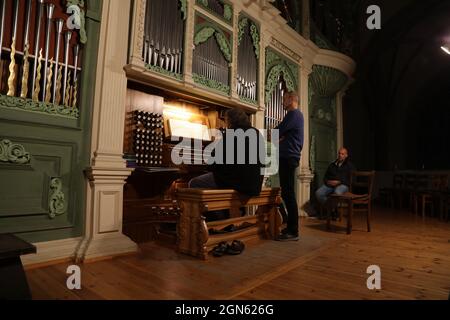 Prof. Matthias Eisenberg und KMD Reinhard Seeliger beim 431. Konzert der Sonnenorgel zur Einweihung der neuen Pedalregister in der Peterskirche. Görli Stock Photo