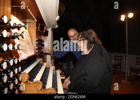 Prof. Matthias Eisenberg und KMD Reinhard Seeliger beim 431. Konzert der Sonnenorgel zur Einweihung der neuen Pedalregister in der Peterskirche. Görli Stock Photo