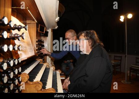 Prof. Matthias Eisenberg und KMD Reinhard Seeliger beim 431. Konzert der Sonnenorgel zur Einweihung der neuen Pedalregister in der Peterskirche. Görli Stock Photo