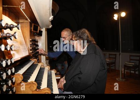 Prof. Matthias Eisenberg und KMD Reinhard Seeliger beim 431. Konzert der Sonnenorgel zur Einweihung der neuen Pedalregister in der Peterskirche. Görli Stock Photo