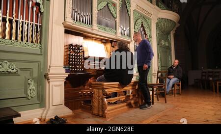 Prof. Matthias Eisenberg und KMD Reinhard Seeliger beim 431. Konzert der Sonnenorgel zur Einweihung der neuen Pedalregister in der Peterskirche. Görli Stock Photo