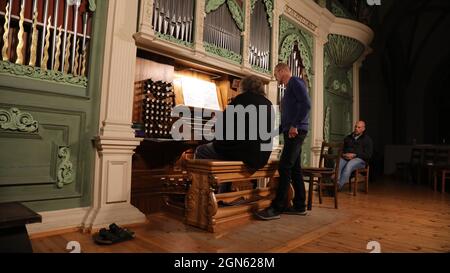 Prof. Matthias Eisenberg und KMD Reinhard Seeliger beim 431. Konzert der Sonnenorgel zur Einweihung der neuen Pedalregister in der Peterskirche. Görli Stock Photo