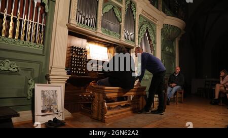 Prof. Matthias Eisenberg und KMD Reinhard Seeliger beim 431. Konzert der Sonnenorgel zur Einweihung der neuen Pedalregister in der Peterskirche. Görli Stock Photo