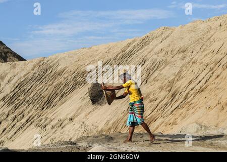 Dhaka, Bangladesh. 22nd Sep, 2021. A labour carries heavy loads of sand balanced on her heads in the Bank of Turag River at Dhaka City, BangladeshLabour per day income BDT450 Taka=5.27 USD. Credit: SOPA Images Limited/Alamy Live News Stock Photo