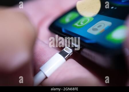 22 September 2021, Lower Saxony, Oldenburg: A Lightning charging plug is inserted into an Apple iPhone. The EU Commission presents a proposal for a uniform mobile phone charging socket. The issue of chargers has preoccupied the EU institutions for more than a decade. In 2009, under pressure from the EU Commission, 14 mobile phone manufacturers - including Apple - agreed on a uniform standard for power supply units in a voluntary commitment. When it comes to the jacks in smartphones and tablet computers, three types remain from what were once several dozen: the now obsolete Micro-USB, the newer Stock Photo