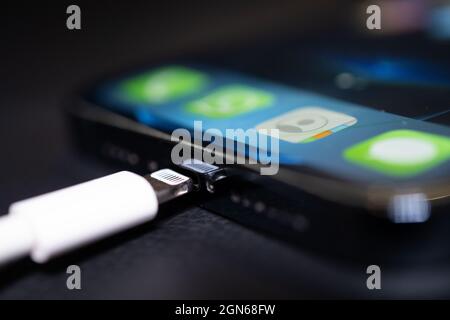 22 September 2021, Lower Saxony, Oldenburg: A Lightning charging plug is inserted into an Apple iPhone. The EU Commission presents a proposal for a uniform mobile phone charging socket. The issue of chargers has preoccupied the EU institutions for more than a decade. In 2009, under pressure from the EU Commission, 14 mobile phone manufacturers - including Apple - agreed on a uniform standard for power supply units in a voluntary commitment. When it comes to the jacks in smartphones and tablet computers, three types remain from what were once several dozen: the now obsolete Micro-USB, the newer Stock Photo