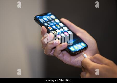22 September 2021, Lower Saxony, Oldenburg: A Lightning charging plug is inserted into an Apple iPhone. The EU Commission presents a proposal for a uniform mobile phone charging socket. The issue of chargers has preoccupied the EU institutions for more than a decade. In 2009, under pressure from the EU Commission, 14 mobile phone manufacturers - including Apple - agreed on a uniform standard for power supply units in a voluntary commitment. When it comes to the jacks in smartphones and tablet computers, three types remain from what were once several dozen: the now obsolete Micro-USB, the newer Stock Photo