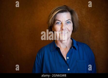 Hamburg, Germany. 21st Sep, 2021. Dora Heldt, author, at a photo opportunity on the sidelines of an interview with the Deutsche Presse-Agentur at the Literaturhaus. Credit: Christian Charisius/dpa/Alamy Live News Stock Photo