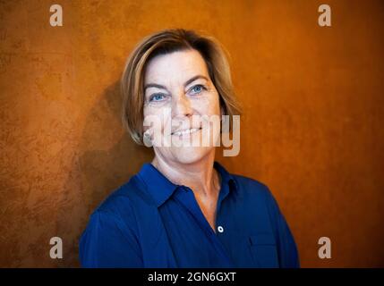 Hamburg, Germany. 21st Sep, 2021. Dora Heldt, author, at a photo opportunity on the sidelines of an interview with the Deutsche Presse-Agentur at the Literaturhaus. Credit: Christian Charisius/dpa/Alamy Live News Stock Photo