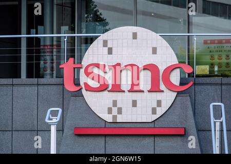 Hsinchu, Taiwan. 22nd Sep, 2021. The TSMC (Taiwan Semiconductor Manufacturing Company) logo seen on the Taiwanese semiconductor contract manufacturing and design company building in Hsinchu. Credit: SOPA Images Limited/Alamy Live News Stock Photo