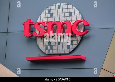 Hsinchu, Taiwan. 22nd Sep, 2021. The TSMC (Taiwan Semiconductor Manufacturing Company) logo seen on the Taiwanese semiconductor contract manufacturing and design company building in Hsinchu. Credit: SOPA Images Limited/Alamy Live News Stock Photo