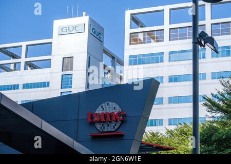 Hsinchu, Taiwan. 22nd Sep, 2021. The TSMC (Taiwan Semiconductor Manufacturing Company) logo seen on the Taiwanese semiconductor contract manufacturing and design company building in Hsinchu. Credit: SOPA Images Limited/Alamy Live News Stock Photo