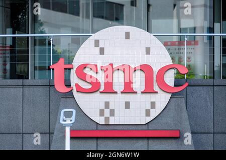 Hsinchu, Taiwan. 22nd Sep, 2021. The TSMC (Taiwan Semiconductor Manufacturing Company) logo seen on the Taiwanese semiconductor contract manufacturing and design company building in Hsinchu. Credit: SOPA Images Limited/Alamy Live News Stock Photo