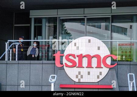 Hsinchu, Taiwan. 22nd Sep, 2021. The TSMC (Taiwan Semiconductor Manufacturing Company) logo seen on the Taiwanese semiconductor contract manufacturing and design company building in Hsinchu. Credit: SOPA Images Limited/Alamy Live News Stock Photo