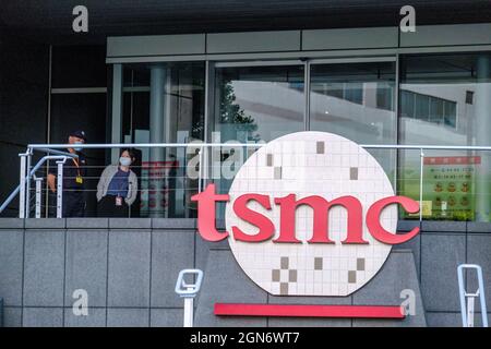 Hsinchu, Taiwan. 22nd Sep, 2021. The TSMC (Taiwan Semiconductor Manufacturing Company) logo seen on the Taiwanese semiconductor contract manufacturing and design company building in Hsinchu. (Photo by Walid Berrazeg/SOPA Images/Sipa USA) Credit: Sipa USA/Alamy Live News Stock Photo