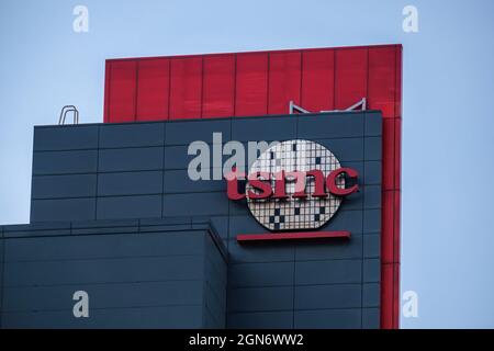 Hsinchu, Taiwan. 22nd Sep, 2021. The TSMC (Taiwan Semiconductor Manufacturing Company) logo seen on the Taiwanese semiconductor contract manufacturing and design company building in Hsinchu. (Photo by Walid Berrazeg/SOPA Images/Sipa USA) Credit: Sipa USA/Alamy Live News Stock Photo