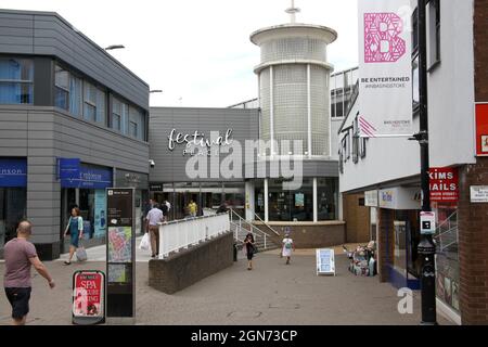 shoppers at the entrance of the festival place in basingstoke hampshire uk 2gn73cp