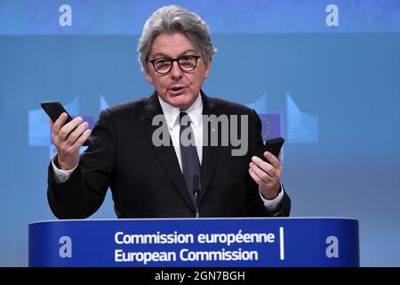 Brussels, Belgium. 23rd Sep, 2021. Press conference by Thierry BRETON, European Commissioner for Internal Market on a common charging solution for electronic devices in Brussels, Belgium, 23 September 2021. Credit: ALEXANDROS MICHAILIDIS/Alamy Live News Stock Photo