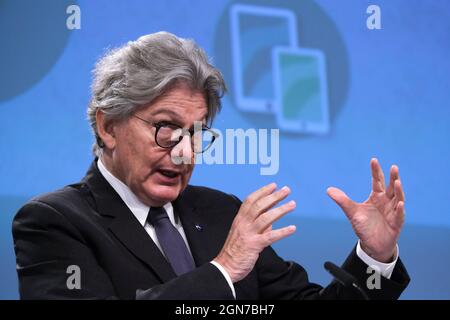 Brussels, Belgium. 23rd Sep, 2021. Press conference by Thierry BRETON, European Commissioner for Internal Market on a common charging solution for electronic devices in Brussels, Belgium, 23 September 2021. Credit: ALEXANDROS MICHAILIDIS/Alamy Live News Stock Photo