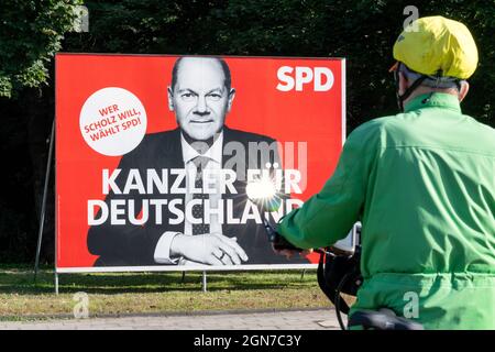 Poster for the German federal election 2021 with the SPD chancellor candidate Olaf Scholz on the roadside in Oberhausen, 23.09.2021   ---    Plakat zur Bundestagswahl 2021 mit dem Kanzlerkandidaten der SPD Olaf Scholz am Straßenrand in Oberhausen, 23.09.2021 Stock Photo