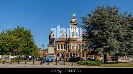 Grantham, Lincolnshire, UK. The Guildhall on St Peters Hill and Sir Isaac Newton Statue Stock Photo