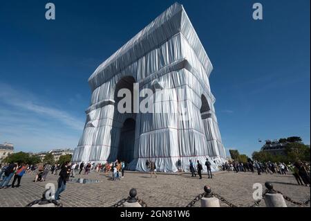 The Arc de Triomphe covered with fabric, temporary work by Christo and Jeanne-Claude, posthumous installation in memory of its creator Christo Vladimir Yavachev. Paris, France September 22, 2021. Photo by Delmarty J/ANDBZ/ABACAPRESS.COM Stock Photo