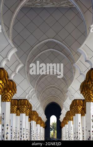 SHEIKH ZAYED, COMPLETED IN 2007, THE BIGGEST MOSQUE OF THE EMIRATE, ABU DHABI, CAPITAL OF THE UNITED ARAB EMIRATES Stock Photo