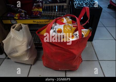 https://l450v.alamy.com/450v/2gn86p9/september-22-2021-acua-coahuila-de-zaragoza-mexico-haitian-migrant-purchases-bags-of-supplies-such-as-food-and-water-they-say-they-lack-on-the-us-side-encampment-in-a-local-grocery-store-in-acua-mx-credit-image-raquel-natalicchiozuma-press-wire-2gn86p9.jpg