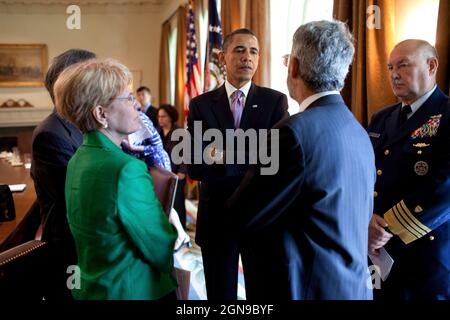 President Barack Obama talks with, from left, Energy Secretary Steven Chu, Dr. Jane Lubchenco, administrator of the National Oceanic and Atmospheric Administration, Dr. John Holdren, director of the Office of Science and Technology Policy, and National Incident Commander Admiral Thad Allen, in the Cabinet Room of the White House, June 7, 2010, following a meeting with Cabinet members to discuss the administration's ongoing response to the BP oil spill in the Gulf of Mexico. (Official White House Photo by Pete Souza) This official White House photograph is being made available only for publicat Stock Photo