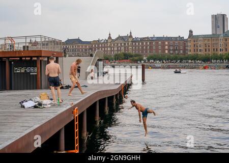 Recreational facility in Copenhagen Harbour, Bølgen afslapningsanlæg, jetties with bathing areas, fitness facilities, open air gym, kayak rental, at S Stock Photo