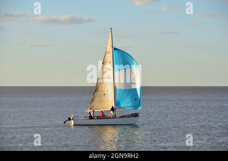 Yate navegando en el Río de La Plata, frente al puerto de Buenos Aires (Argentina). Stock Photo