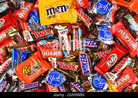 IRVINE, CALIFORNIA - 23 SEPT 2021: A large assortment of fun size candy bars for Halloween. Stock Photo