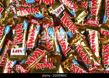 IRVINE, CALIFORNIA - 23 SEPT 2021: A large pile of Twix Fun Size Candy Bars for Halloween, Stock Photo