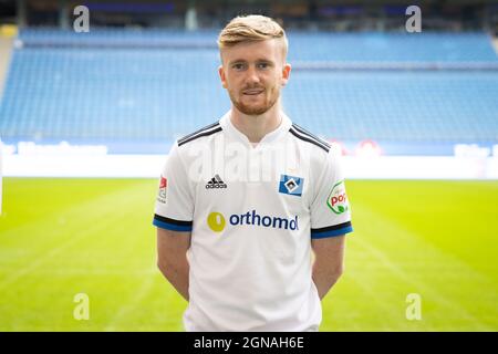 Hamburg, Germany. 23rd Sep, 2021. Team photo appointment Hamburger SV: Tommy Doyle Credit: Christian Charisius/dpa/Alamy Live News Stock Photo