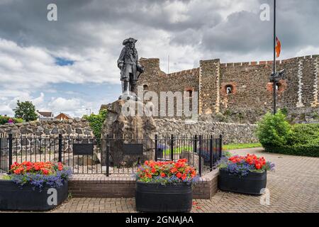 Carrickfergus, UK, Aug 2019 King William III bronze statue overlooking the harbour and marina, located in front of Carrickfergus Castle Stock Photo