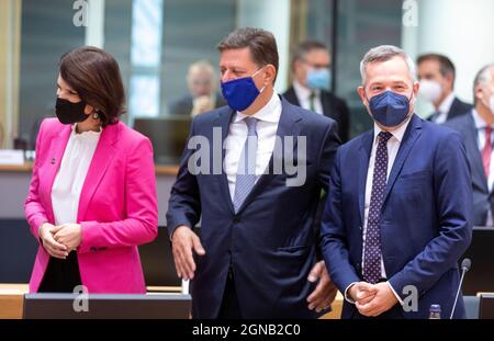 21 September 2021, Belgium, Brüssel: 21.09.2021, Belgium, Brussels: Austrian Chancellery minister for the EU and Constitution Karoline Edtstadler (L) is talking with the Deputy Minister for European Affairs of Greece Miltiadis Varvitsiotis (C) and the German Minister of State for European Affairs Michael Roth (R) prior an EU GAC Ministers council in the Europa building, the EU Council headquarters on September 21, 2021 in Brussels, Belgium. The Council will cover the state of play in EU-UK relations. The Presidency will provide information about the Conference on the Future of Europe. Minister Stock Photo