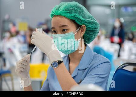 Bangkok, Thailand. 24th Sep, 2021. A health worker prepares to administer a dose of AstraZeneca COVID-19 vaccine at Bang Sue Grand Station in Bangkok. Thailand's Government plans to reopen the country by 1 October 2021 were pushed to 1 November 2021.Bangkok still have less than 70 percent of its residents vaccinated against Covid-19. Thailand's Government had said it would require at least 70 percent of the population to be vaccinated before reopening the country for foreign tourism. Credit: SOPA Images Limited/Alamy Live News Stock Photo