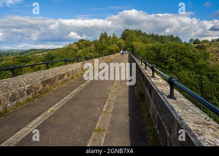 15.09.21 Haltwhistle, Northumberland, UK. Hikers crossing the top of Lambley viaduct crosses the River South Tyne Stock Photo