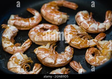 easy peel shrimps in a pan Stock Photo