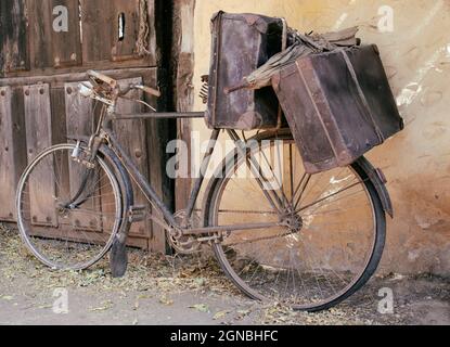 old and broken bicycle, abandoned on a facade Stock Photo