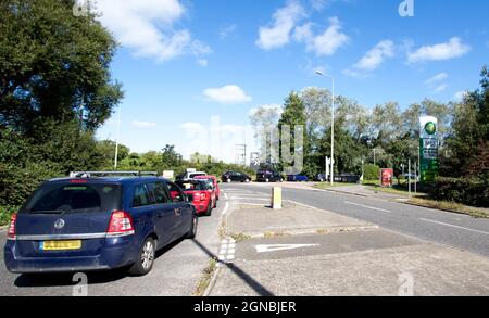 Eastbourne, East Sussex, UK. 24th Sep, 2021. Motorists queue for fuel as reports of delivery shortages provoke panic buying. Credit: Newspics UK South/Alamy Live News Stock Photo