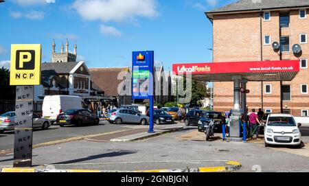 Eastbourne, East Sussex, UK. 24th Sep, 2021. Motorists queue for fuel as reports of delivery shortages provoke panic buying. Credit: Newspics UK South/Alamy Live News Stock Photo