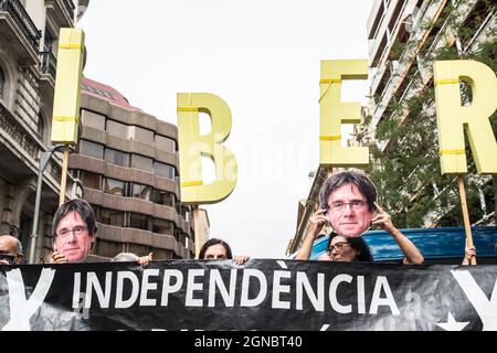 Barcelona, Spain. 24th Mar, 2021. Protesters hold masks with faces of the former president of the Generalitat of Catalonia, Carles Puigdemont during the demonstration.Catalan independence groups demonstrate outside Italian consulate in Barcelona after the arrest of exiled former Catalan president Carles Puigdemont in Italy. (Photo by Thiago Prudencio/SOPA Images/Sipa USA) Credit: Sipa USA/Alamy Live News Stock Photo