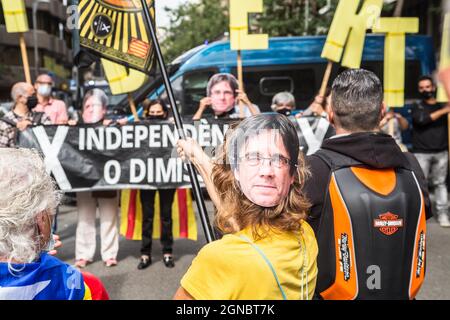 Barcelona, Spain. 24th Sep, 2021. A protester wears a mask with a face of the former president of the Generalitat of Catalonia, Carles Puigdemont during the demonstration.Catalan independence groups demonstrate outside Italian consulate in Barcelona after the arrest of exiled former Catalan president Carles Puigdemont in Italy. (Photo by Thiago Prudencio/SOPA Images/Sipa USA) Credit: Sipa USA/Alamy Live News Stock Photo